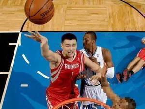 吃饭睡觉打魔兽!姚明曾在比赛中轻取37分吊打霍华德