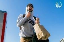 勇士登机飞往德州挑战火箭马刺 克莱夸张表情瞩目