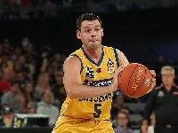 🏀刘传兴4分1断 弗兰克斯23+10 凯迪22+9 子弹大胜破坏者