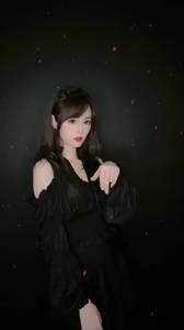 女主播小七这变装如何？是不是美颜开多了？🤓